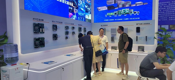 华北工控的丰富展品吸引了众多业内人士驻足与咨询 华北工控的丰富展品吸引了众多业内人士驻足与咨询